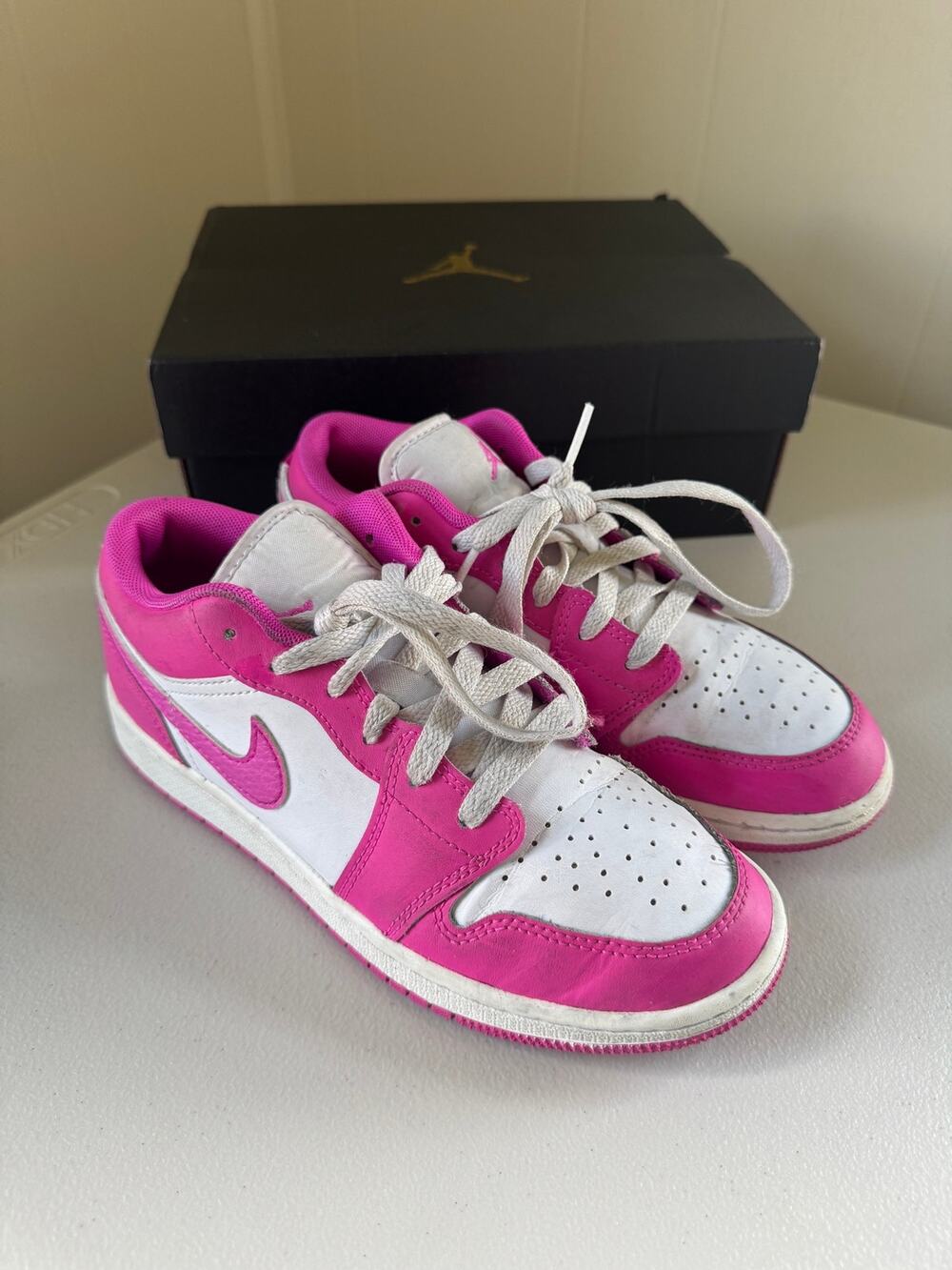 Air Jordan 1 Low (GS) "Fire Pink" size 4.5